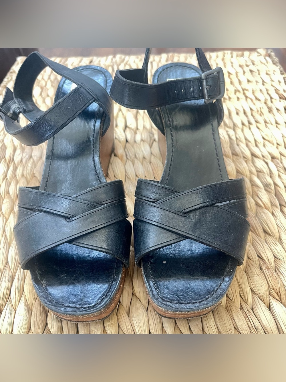 FRYE Black Wedge Leather Buckle Sandals 8M Wood